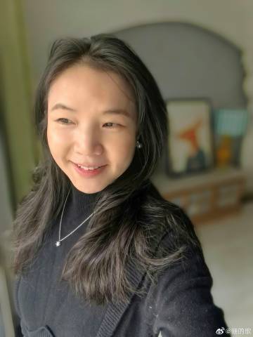 刚洗完头并化了淡妆<br />所以出门前🤳记录一下<br /><br...