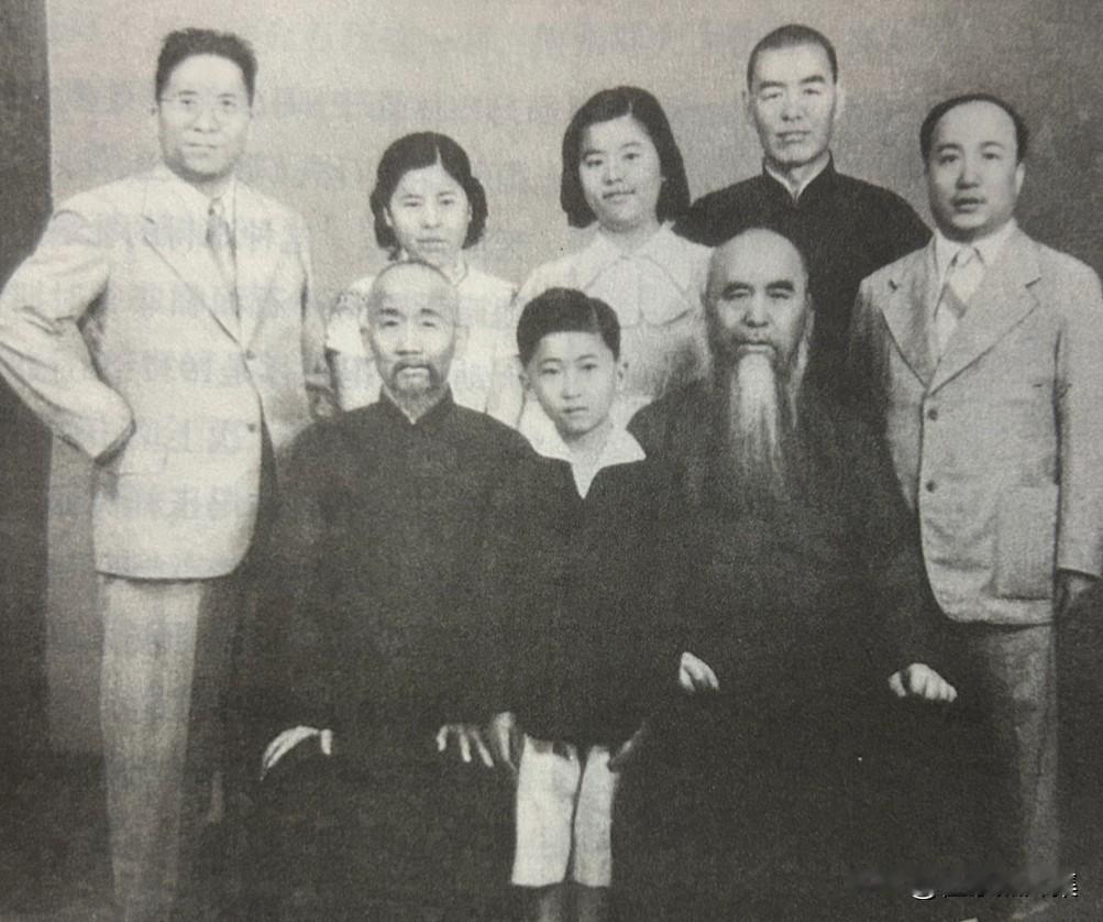1937年6月28日，杨虎城将军出国前在上海国际饭店与友人告别的珍贵时刻。照片中