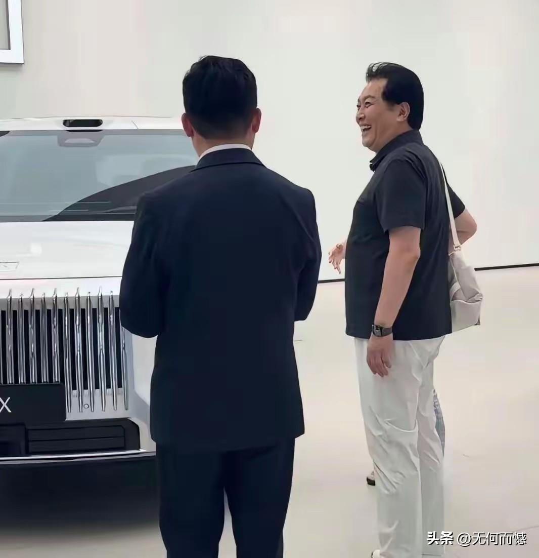 唐国强老师70多岁了，还要自己亲自到4s店看车买车，这真有点让人没有想到。按道理