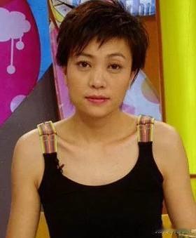 命运将她们三个相连。三个女人，都是领域内的佼佼者。一位是经纪人，一位是演员，一位