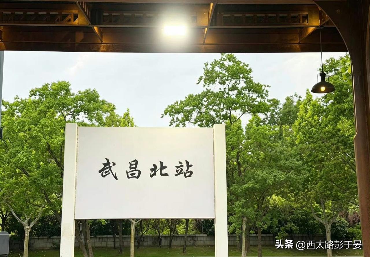 5月21日工作日，武汉轨道交通线网客运量再迎高峰，含换乘总客流达409万乘次，2