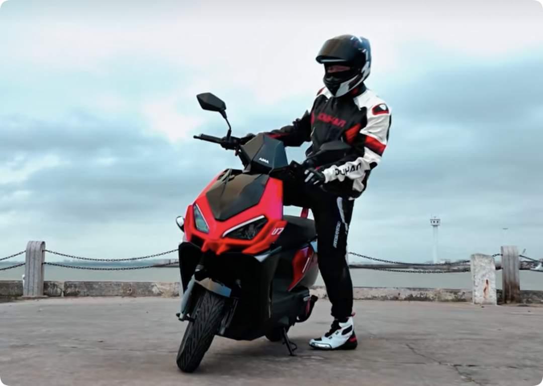 昨天跟一个跑了五年外卖的老哥聊天。他说现在送餐最怕的不是差评，是车不给力。新国标