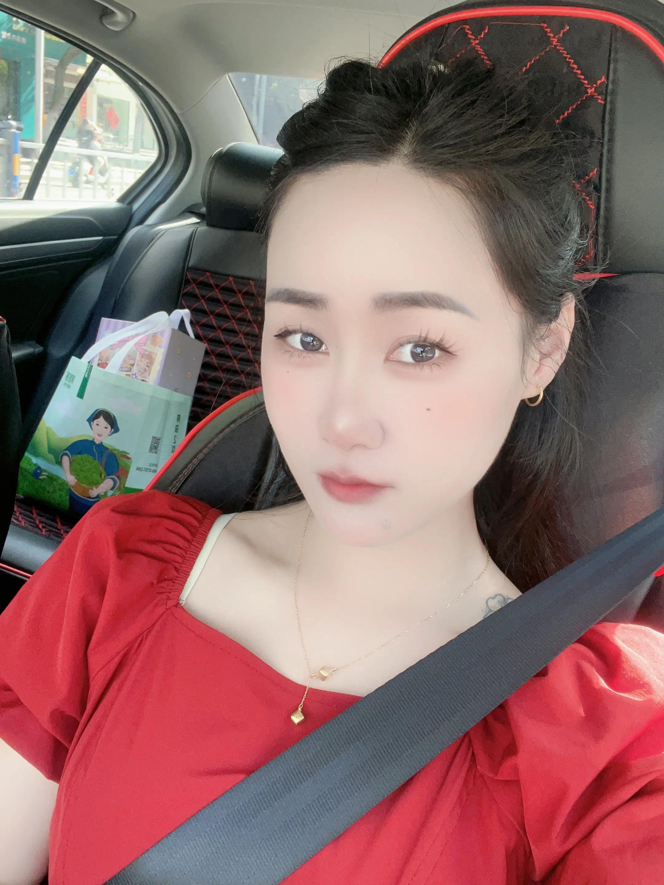 真正舒服的关系，是不必刻意讨好，互相包容、理解和体谅，简简单单地做自己。