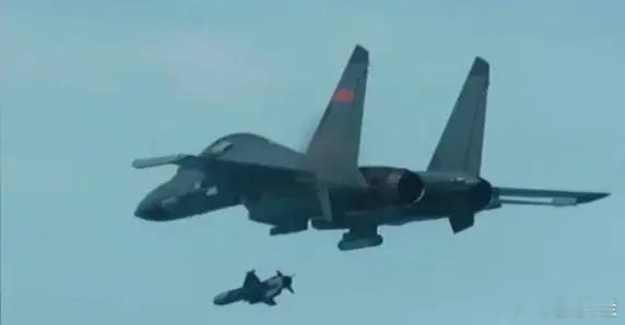 夜空杀手，歼-16挂载改进型鹰击-88空地导弹！中国空军歼-16重型战斗机在挂载