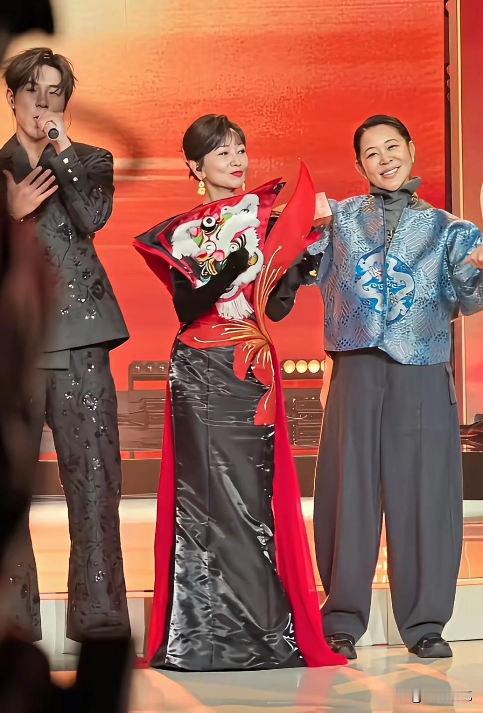 12月26日，深圳卫视的某节目上倪萍担任主持人，66岁的她表现的极度活跃，又蹦又