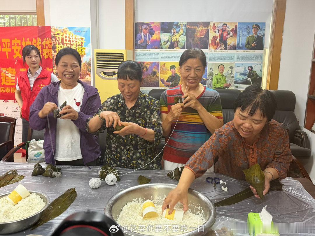 曙光狮一路同行台州交警巡逻途中火速变身搬运工台州路桥用一颗粽子串起各族居民的邻里