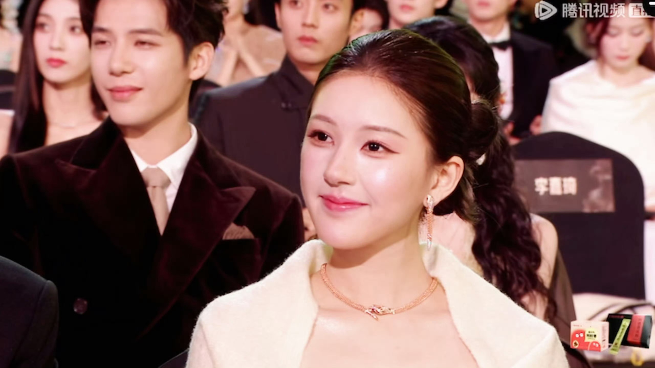 有点感动，温峥嵘在领奖的时候对赵露思说“露思，加油”星光大赏内场许我耀眼剧组关系