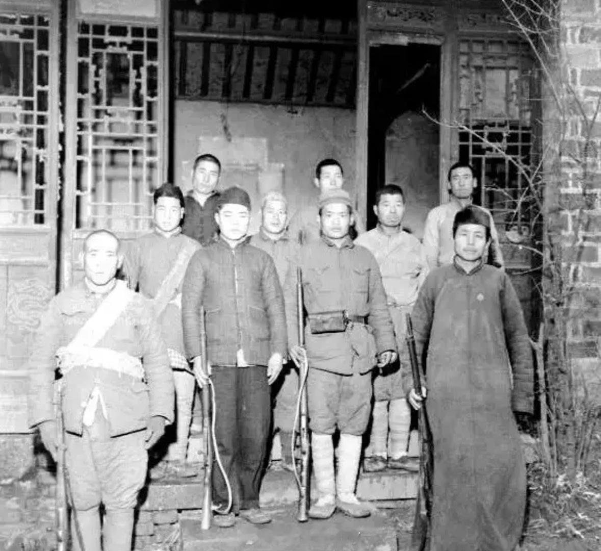 1947年夏，山东临沂郭家庄，村民郭良知在地里割麦时，见村农会会长朱玉和被国民党