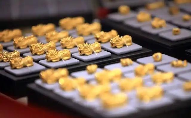 金价大涨，国内金饰克价飙升至1336元！投资者：一周回本近7万元，还好没割肉！买