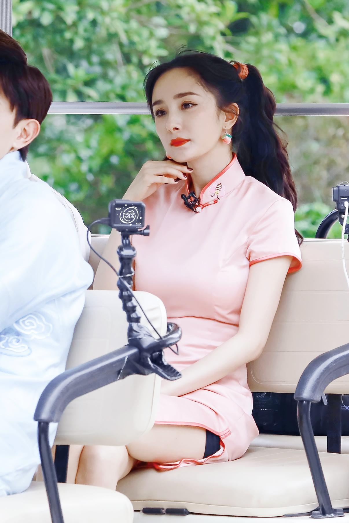 杨幂双马尾女高双马尾小幂好可爱！这套是杨幂密室大逃脱里面的造型