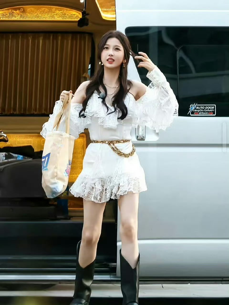 是一个牌子？？赵露思新歌造型疑似和虞书欣撞衫