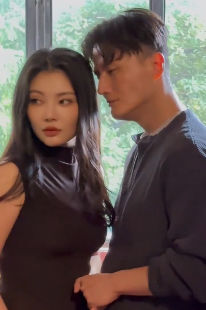 徐冬冬说尹子维的脖子像蜗牛 笑不活了！徐冬冬吐槽尹子维脖子像蜗牛，这得是多亲密的