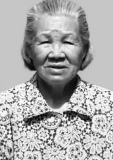 1937年，躲在灶膛里的潘巧英眼睁睁看着日本兵用刺刀捅死了自己的爷爷、父亲和表哥