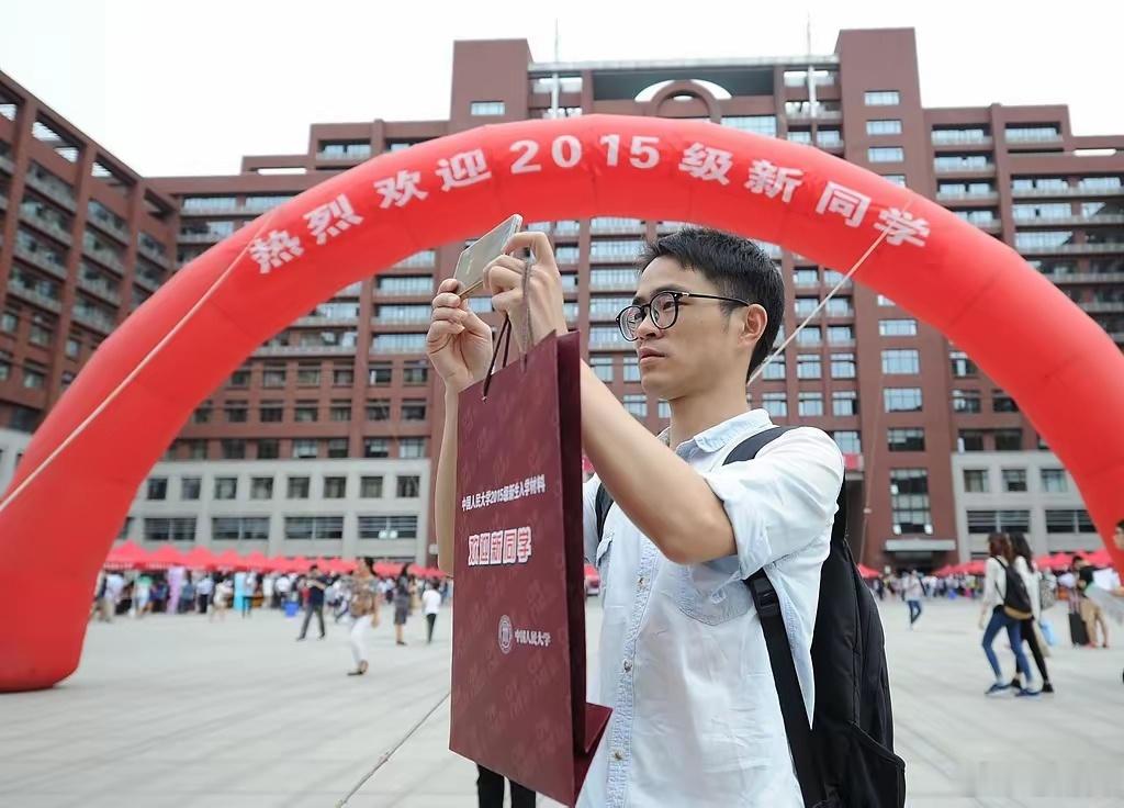 中国在读博士超75万人有人要问，那博士就业难怎么解释。就业难的是特定方向，文科、