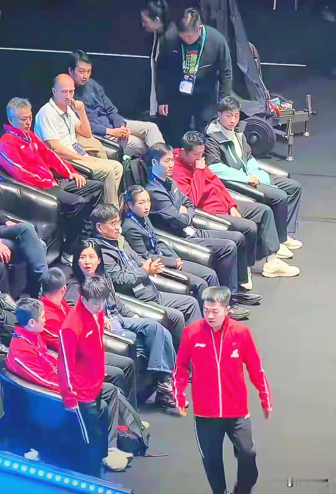 大家可能不知道，昨晚国乒和澳大利亚的比赛前，还有一段不愉快的小插曲！

当时教练