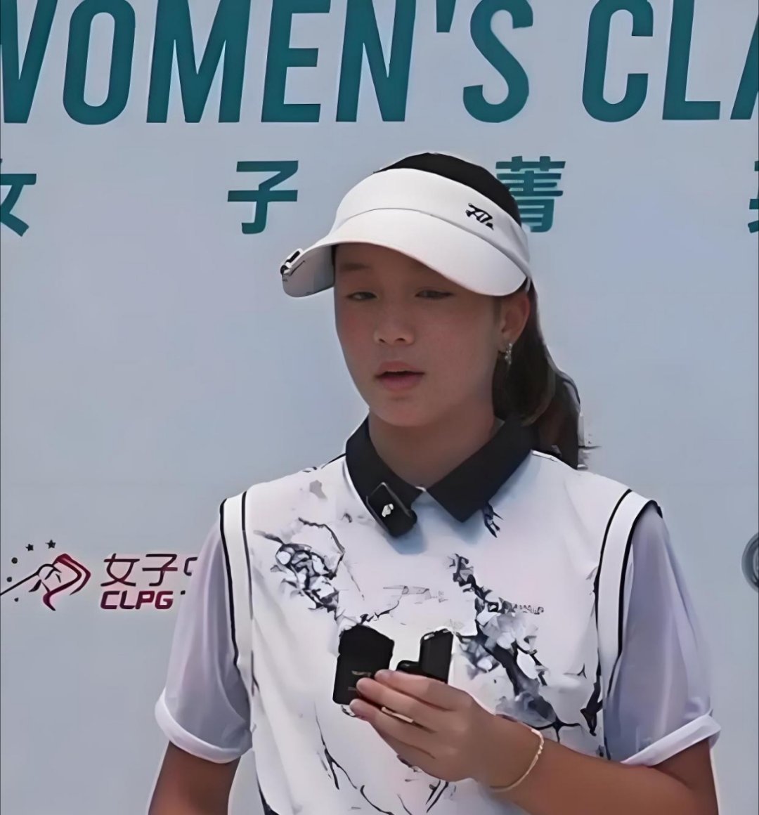 56岁刘奕君送15岁的女儿去国外学习，而且学的居然是高尔夫，网友：这家人到底在下