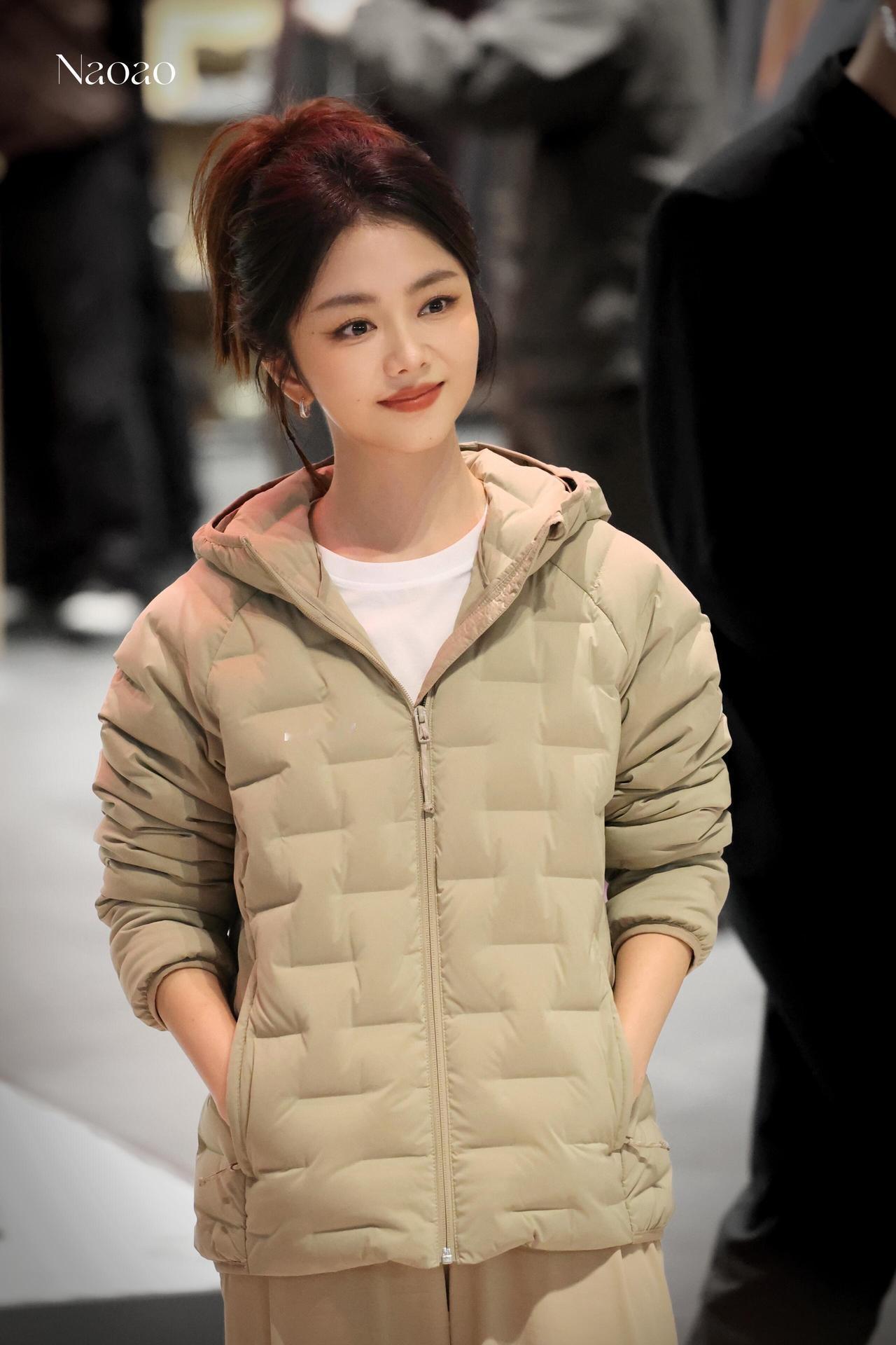 谭松韵这身户外风穿搭，轻松诠释冻龄少女感。浅卡其连帽轻薄羽绒服搭配同色系工装裤，
