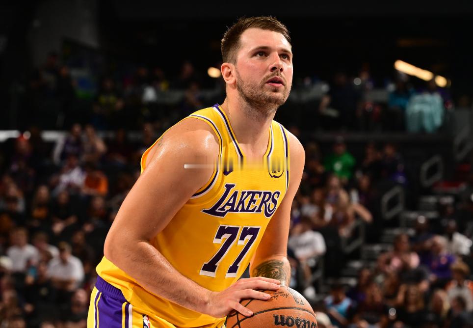 今日，NBA常规赛继续进行，湖人在主场迎战魔术。半场，艾顿表现出色，8投5中，投