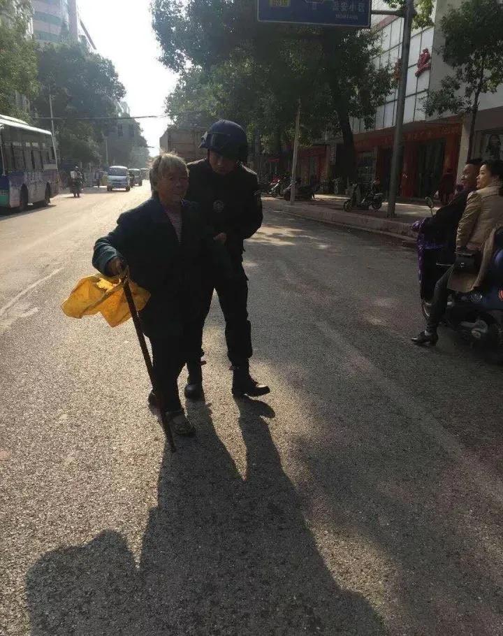 当然，不扶也不等于冷血，如果实在怕惹麻烦，至少帮忙打个120、110，或者守在旁