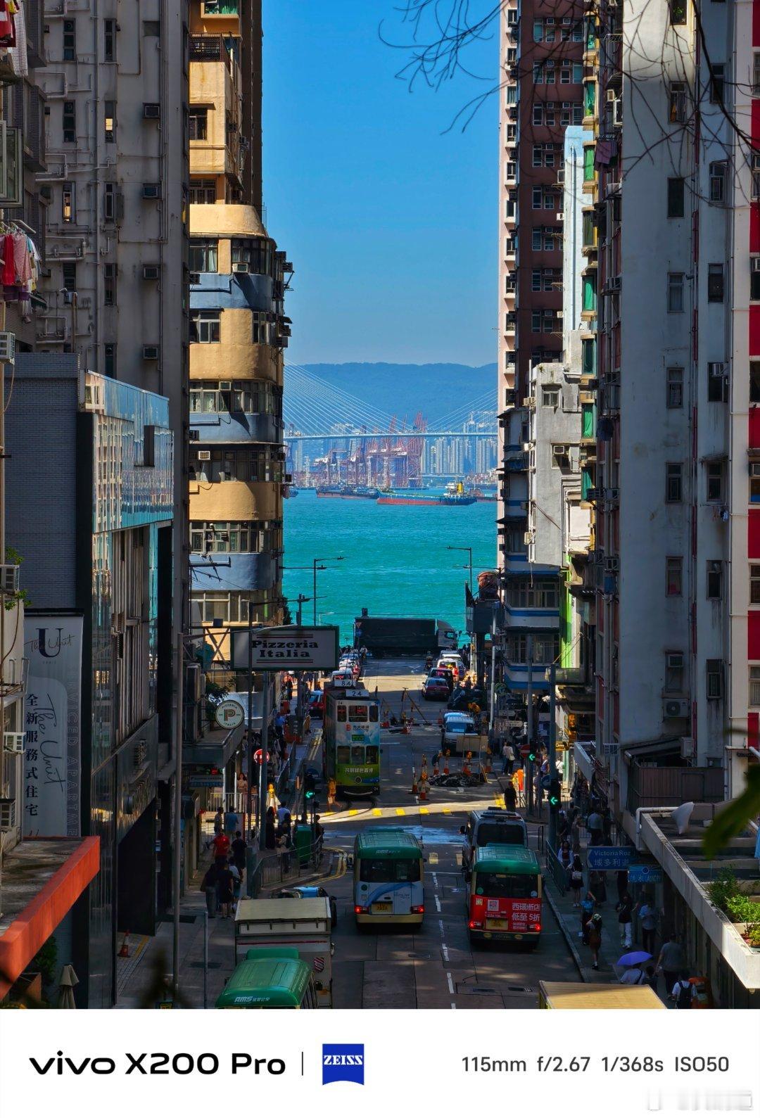 📸在香港的街头，阳光洒满街道，每一处都闪耀着独特的光芒。🌇我穿梭在繁华的街市