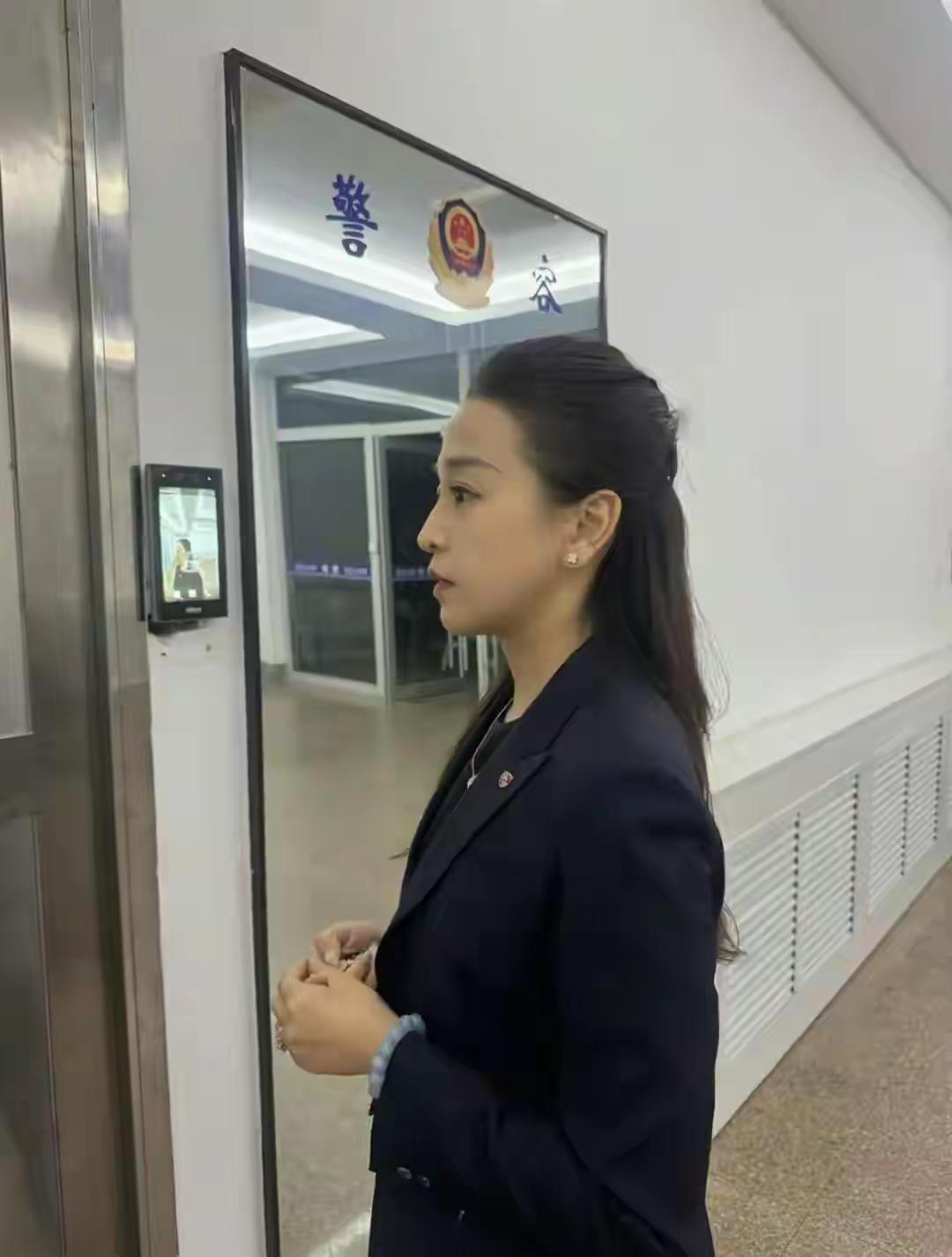 10月10日，青岛保时捷销售中心的牟女士，在社交平台发布了一条引发关注的内容。她
