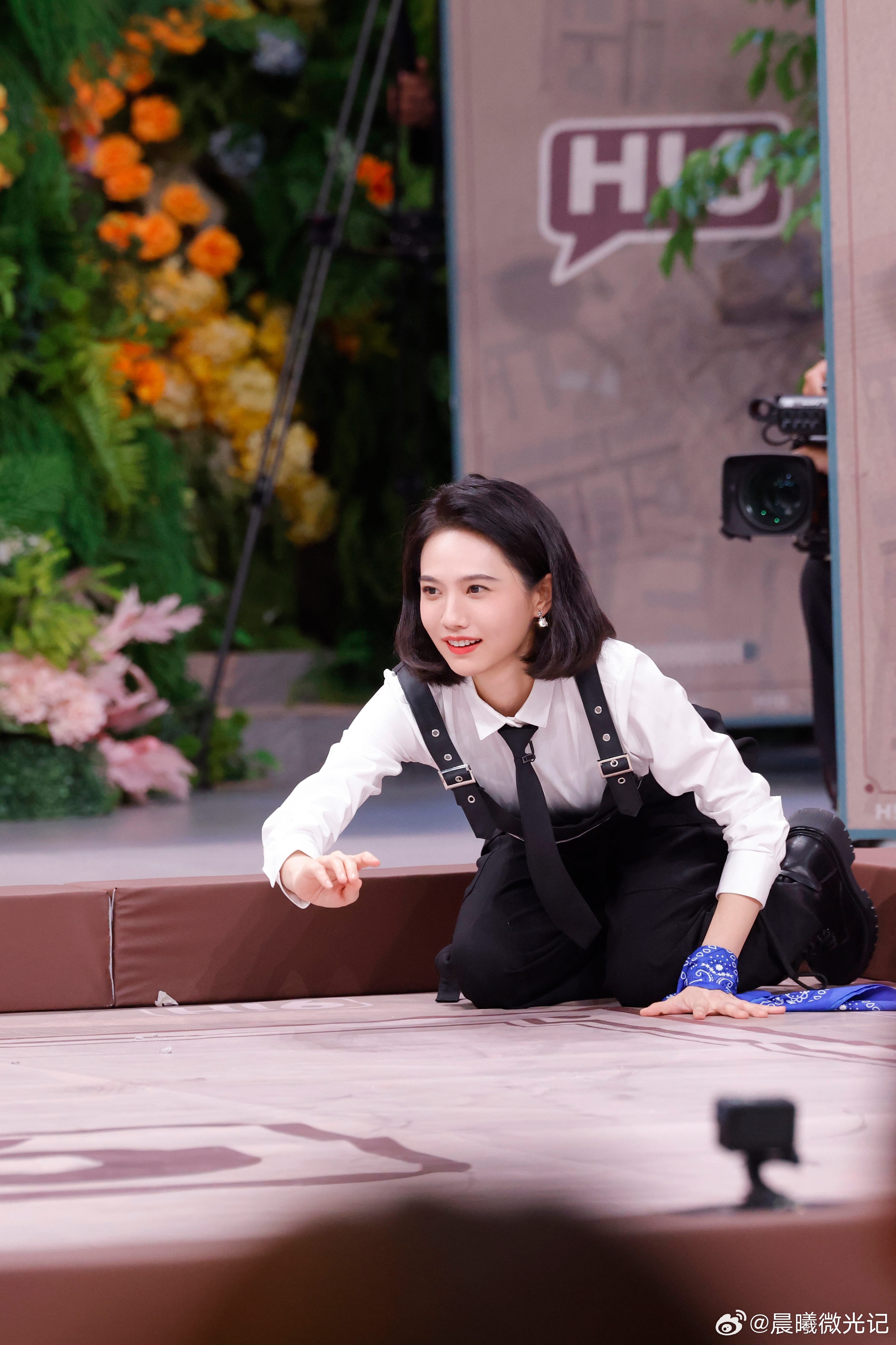 姜珮瑶干练西装风好飒 谁还没被姜珮瑶这套西装狠狠惊艳到✨！利落剪裁搭配复古波点，