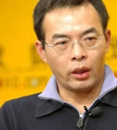 2004 年，天上人间幕后老板覃辉驾车出行，途中与一辆载有重要人物的老式轿车发生