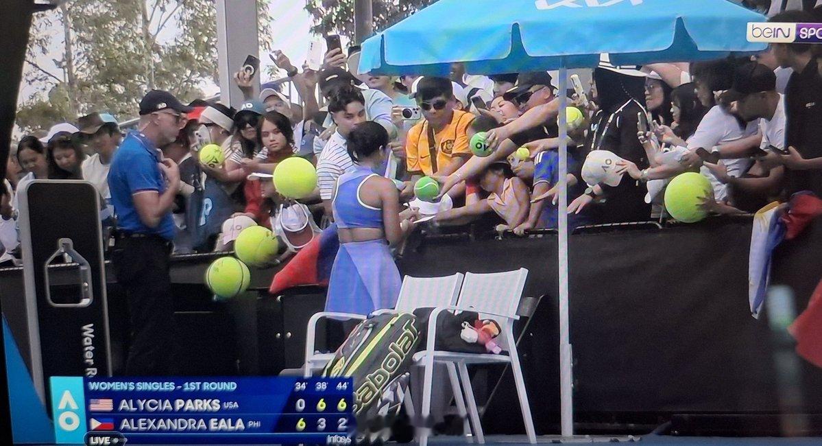 埃拉昨天输球后，留下来给她的粉丝签名网球talking大会澳网2026