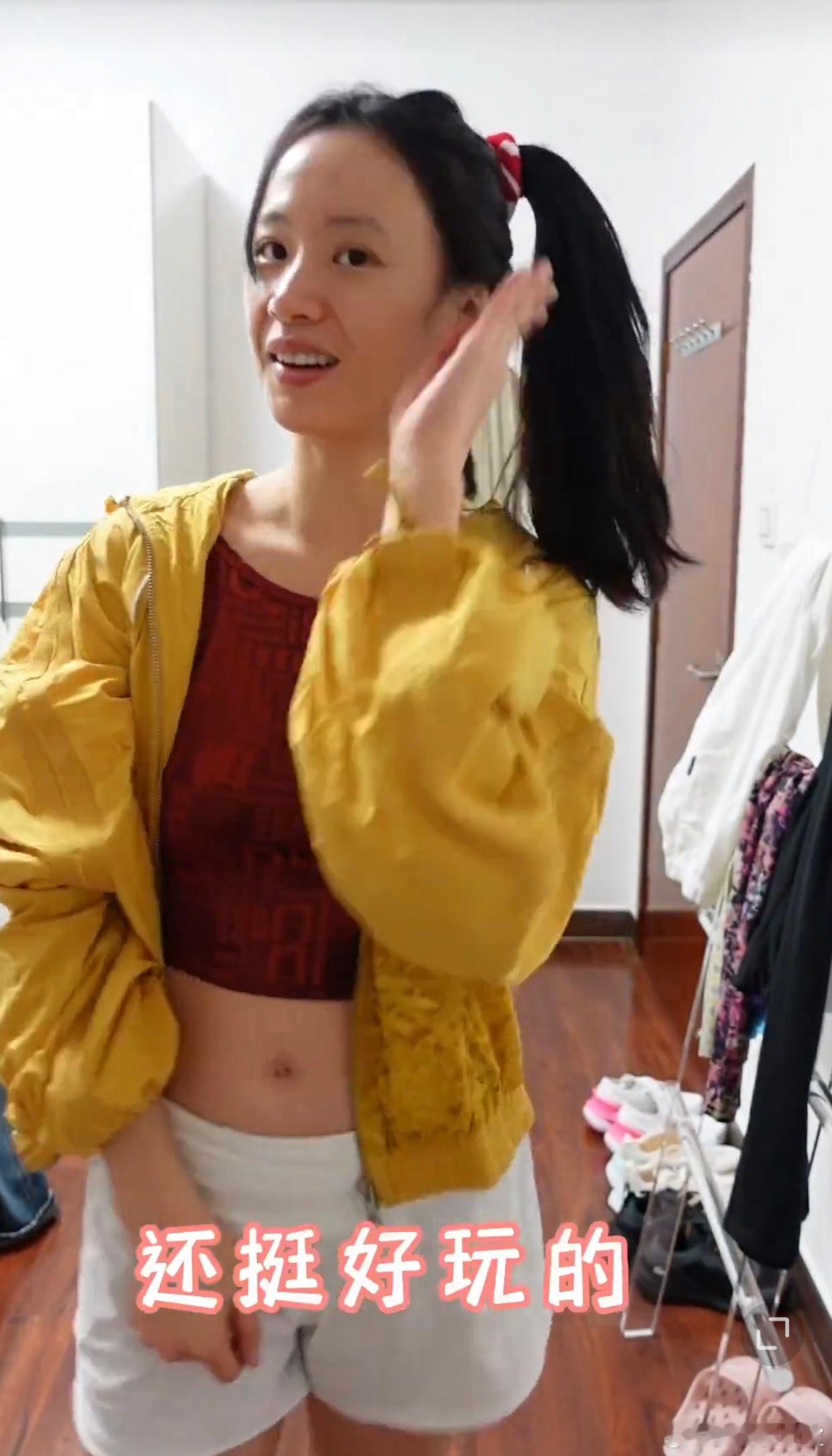#眉姐姐赛道# 李梦到底在哪里搜罗这么多高饱和度的衣服啊！就很像地摊上那种十几二
