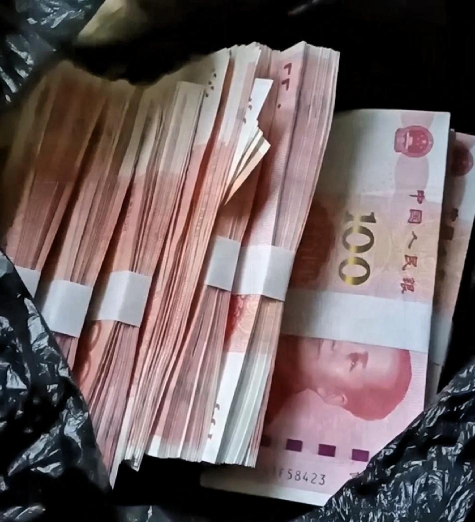网传南京有位奶奶大扫除，竟在床底下翻出老伴藏的 48 万现金，这可把她乐坏了，麻