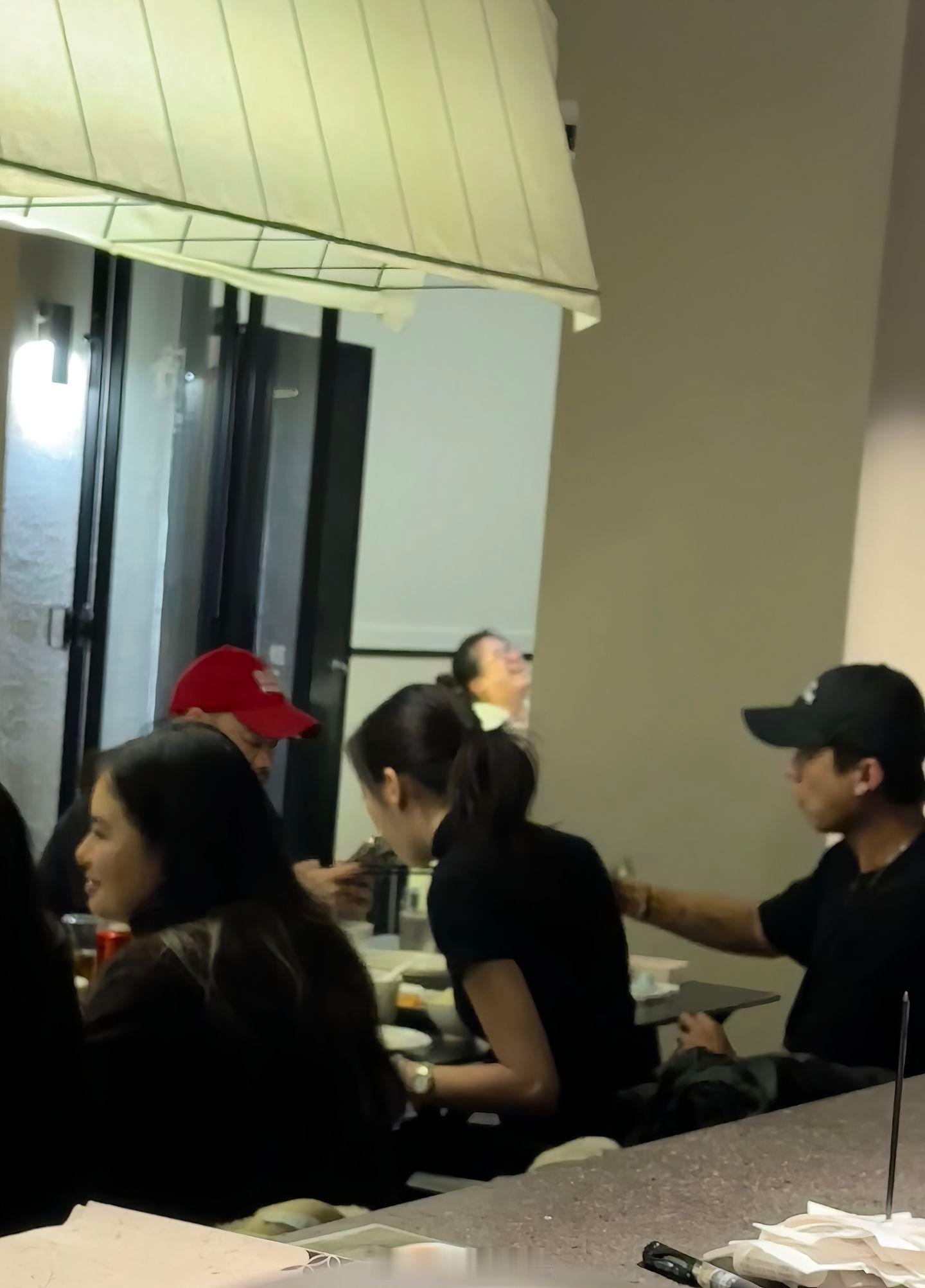 李嫣和朋友聚餐偶遇李嫣和朋友聚餐 李嫣和朋友聚餐，背影好有气质 