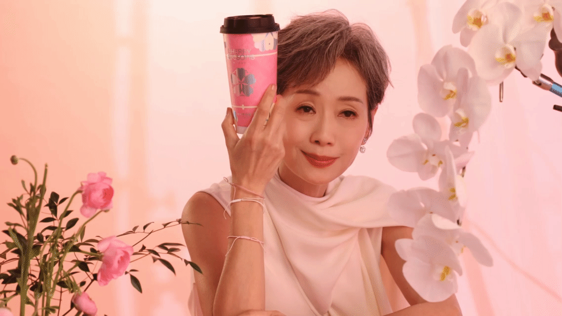 叶童也是奶茶脑袋 的黑白西装造型尽显优雅与干练，如同夜空中最亮的星。纯白丝绸的点