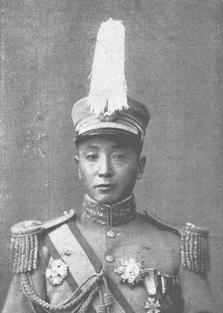 1891年，16岁的张作霖因饿极偷吃大户人家的饭菜险些被打死。女主人孙寡妇非但没