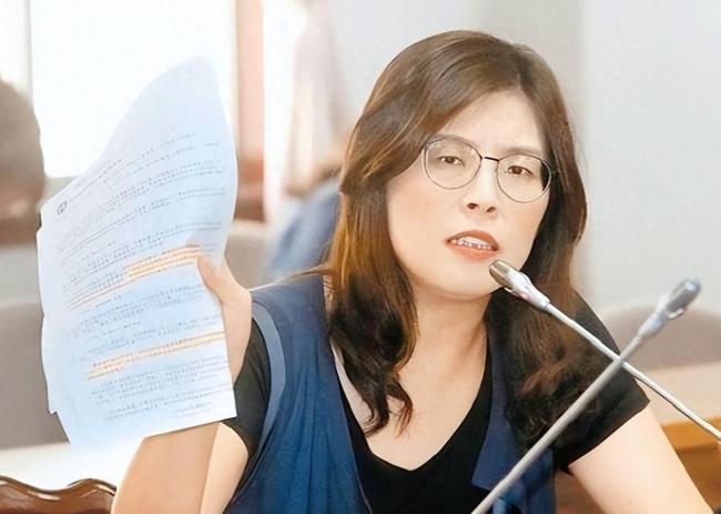 郑丽文在接受外媒专访时表示，“不会放弃用武力守护台湾的决心”，但她强调，两岸和平