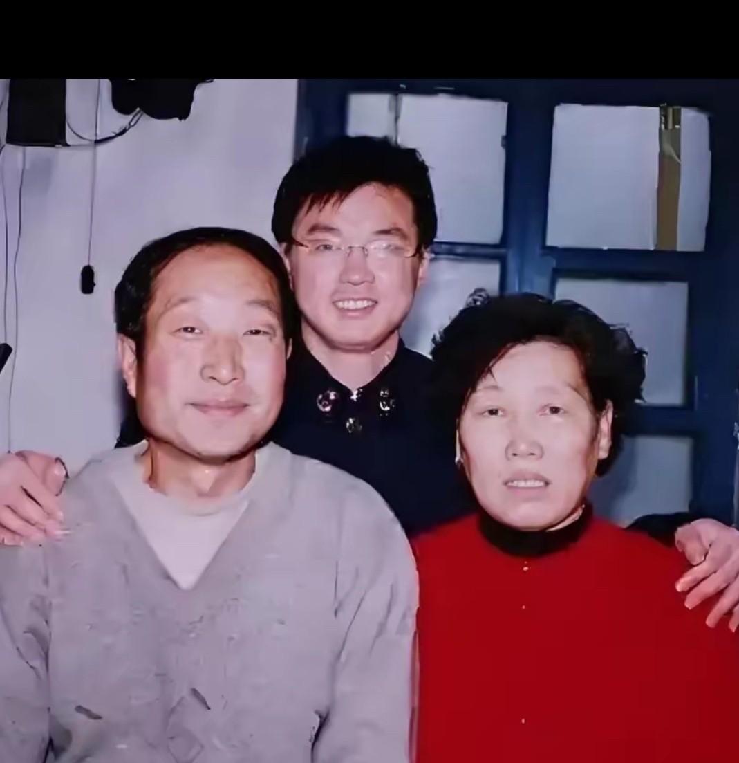 1997年，19岁战士为救人而牺牲，父母几度昏厥，可谁料20年后，战士母亲病逝，