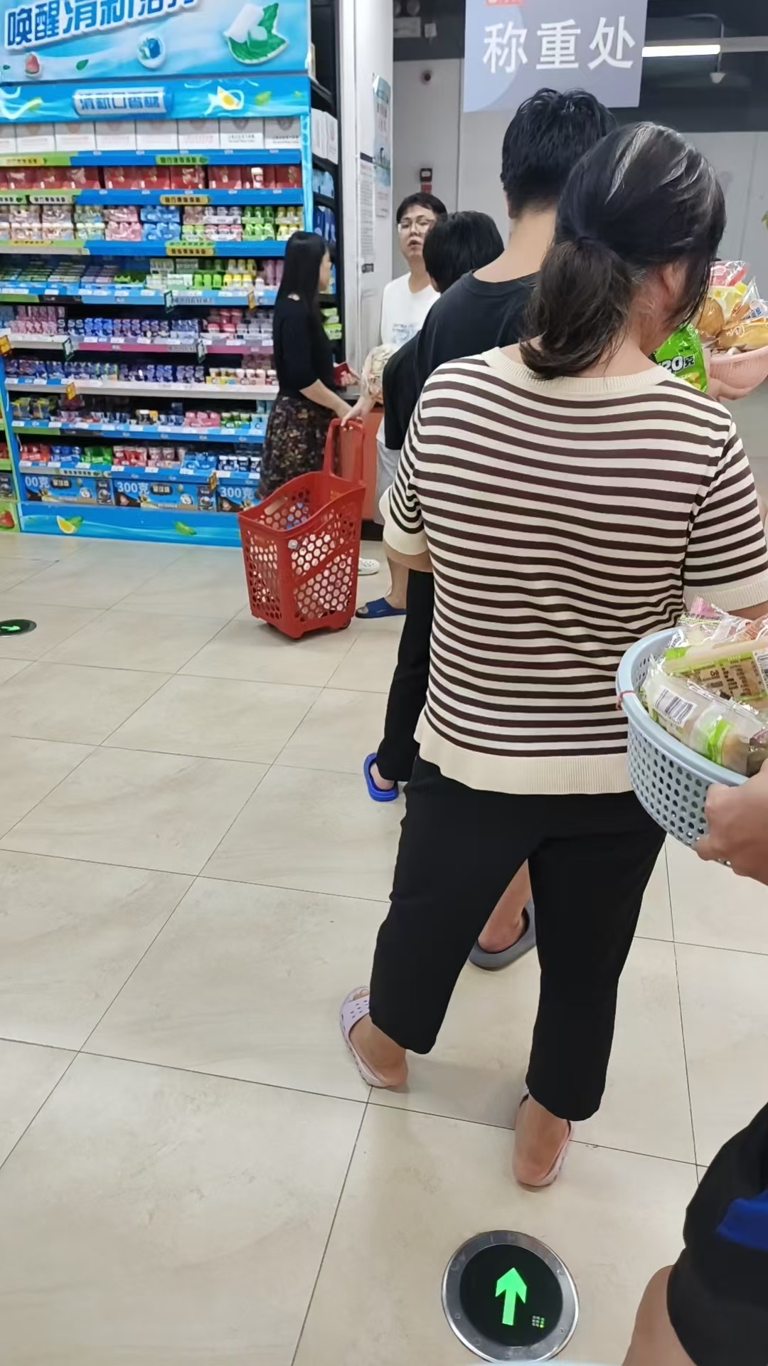 广西多座水库突发险情受台风影响，广西多地都出现洪水了，我朋友说超市都开始排队买物