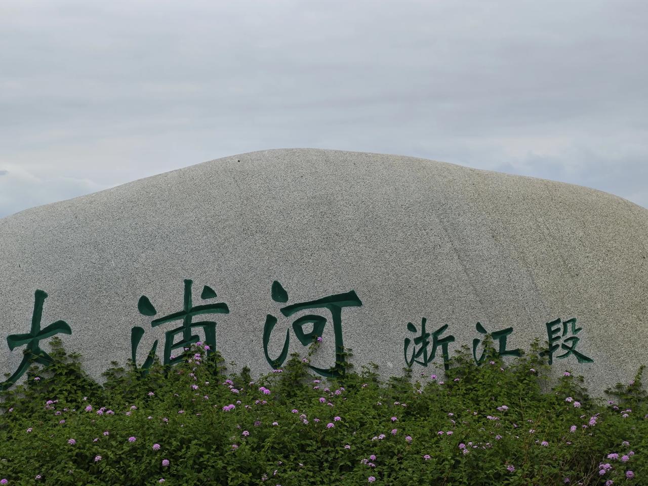 导航目的地是水乡方厅，太人造化了，也没建好。掉头便沿着太浦河一路向西。太浦河两岸