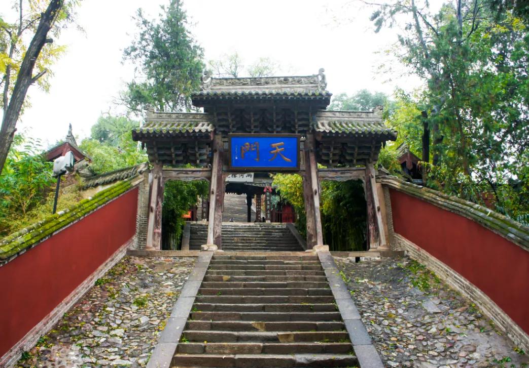 甘肃天水，一男子带3名叙利亚朋友去当地一家餐厅吃饭，花672元点了12道菜，喝光