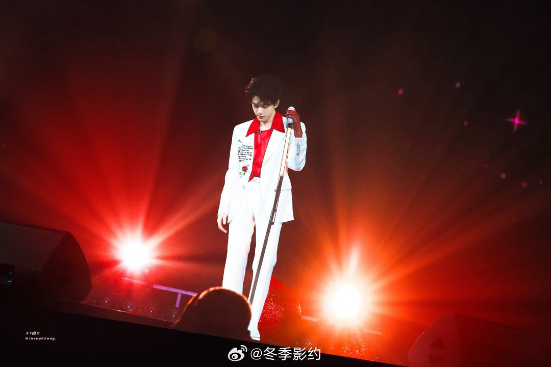 曾舜晞把年下演出了病娇感以为戴上猫耳的曾舜晞就是软乎乎的年下小狗了，结果他抬眼那