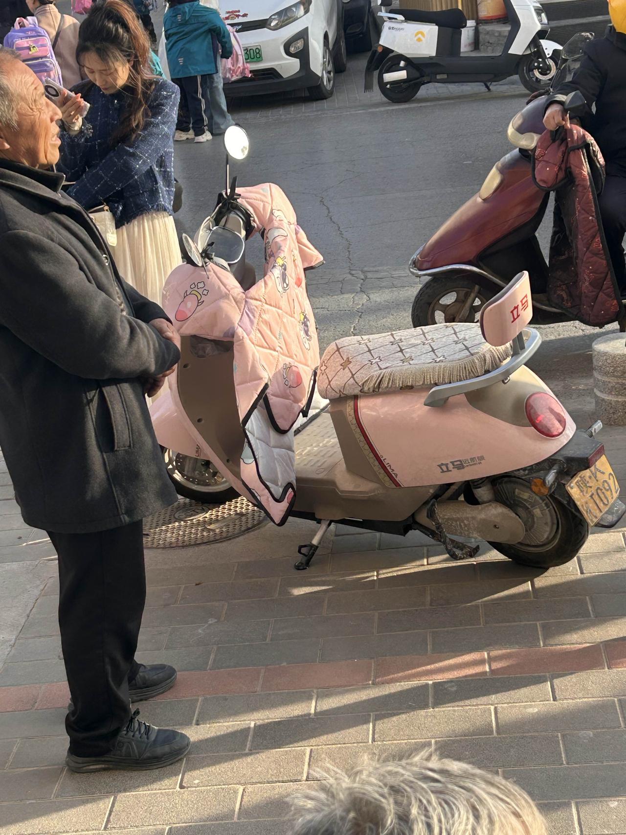 接娃时戴口罩怕被认出来？我用一块布，藏起了中年人的体面与温柔

校门口的人潮涌来