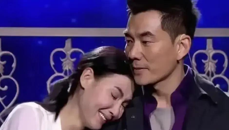 一觉睡醒
 
是不是全网都知道了。
 
张柏芝每次见到任贤齐就落泪的片段又上热搜