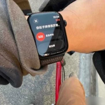 苹果的人性化是不是有点过了？
看到两张iwatch佩戴的图片，因为iwatch现...