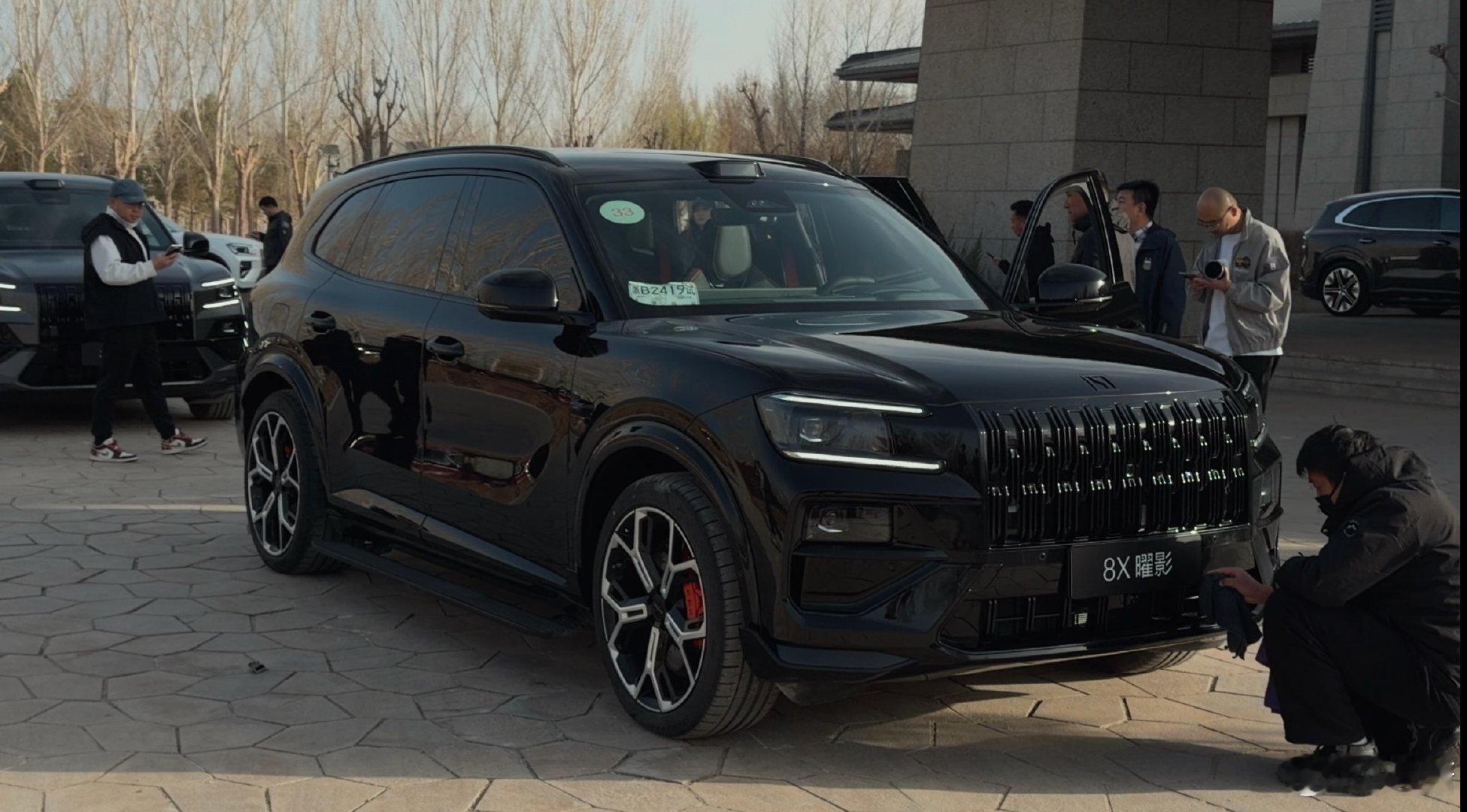 极氪8X上市限时售价32.98万元起32.98万起！目前所有8系列中唯一带有运动