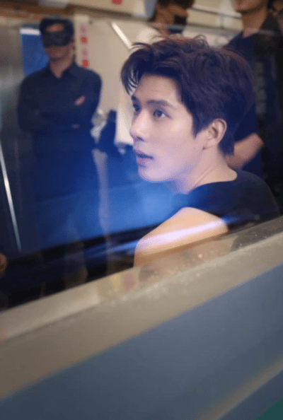 王安宇姚安娜二搭了 王安宇穿着黑色背心复盘打戏花絮，流畅的肌肉线条搭配专注的神情