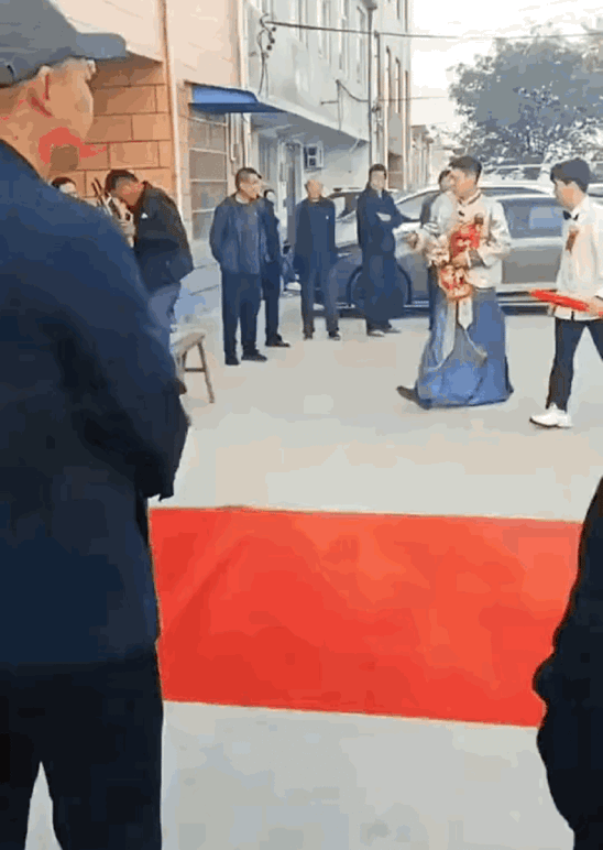 这下尴尬了，应该雇些人过来捡的。