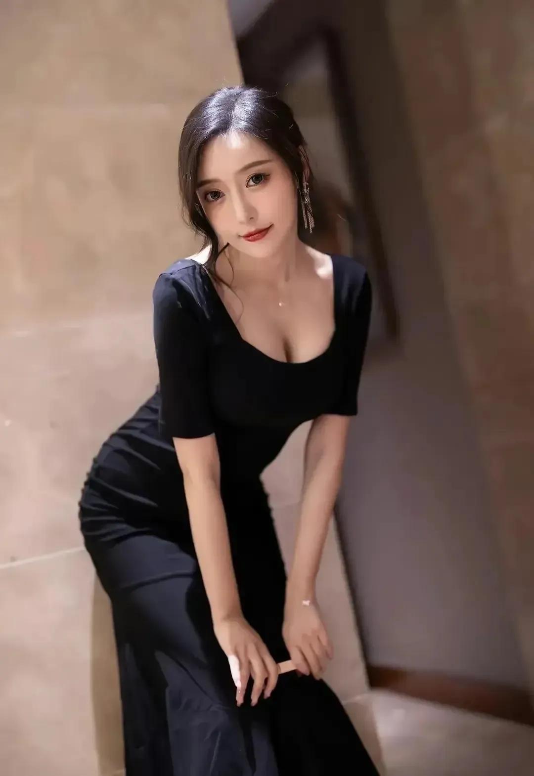 瑶瑶，黑衣魅力，一身紧身连衣黑裙，美腿高跟鞋👠。美出天际！