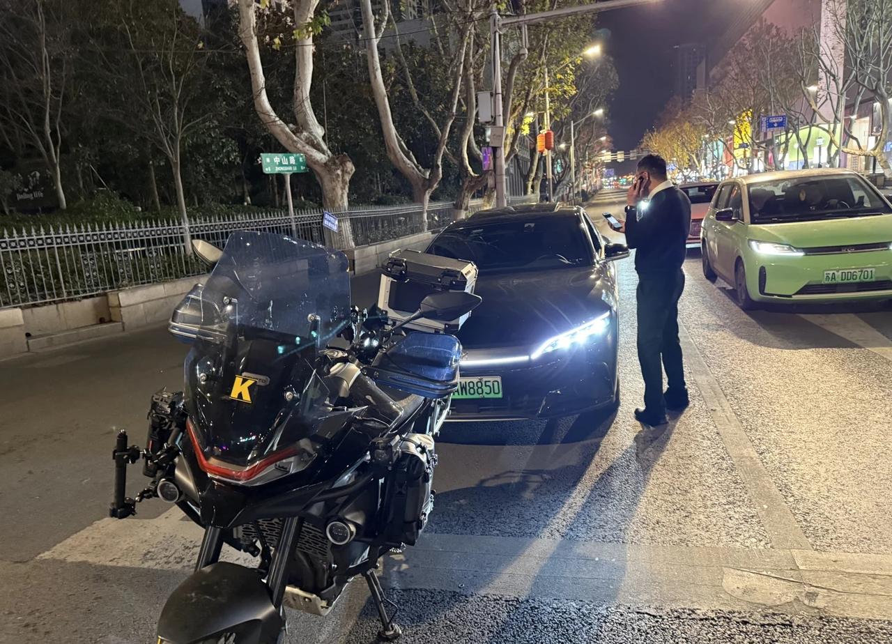 是在南京摩托低人一等就该没有路权嘛？
事情起因是这样的 我直行在最右侧直行右转车