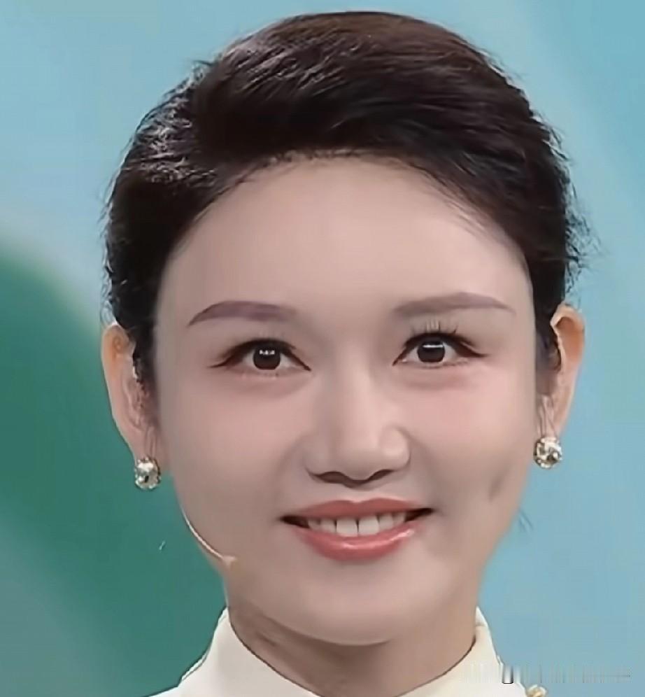 36岁的春晚主持人龙洋，
告诉女人一个道理，
你可以不恋爱，也可以不结婚，但是一