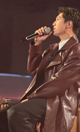 湖南卫视跨年演唱会黄景瑜话筒没声音的反应  谁看了不夸！话筒突然没声，黄景瑜秒接