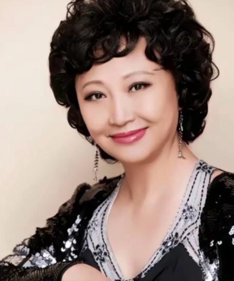 徐松子70岁了，没孩子，没老公，一个人在北京住。她每个月领5000块退休金，在五